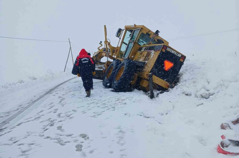 Arpalı’da karla mücadele sırasında iş makinesi kara saplandı 