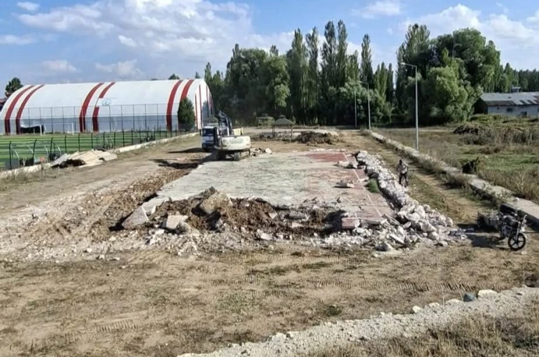 Arpalı’da spor tesisleri yenileniyor