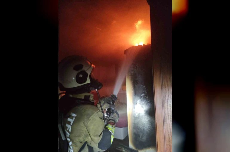 Arsuz’da ev alevlere teslim oldu 