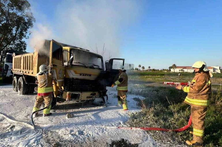 Arsuz’da kamyonet alevlere teslim oldu 