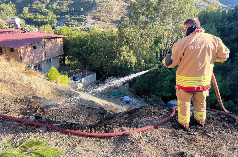 Arsuz’da otluk alanda yangın 