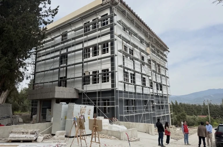 Arsuz’da sosyal hizmet merkezi binasında çalışmalar sürüyor 