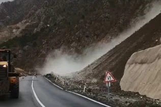 Artvin-Şavşat karayolunda heyelan 