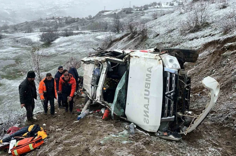 Artvin’de ambulans uçuruma yuvarlandı: 1 ölü, 4 yaralı 