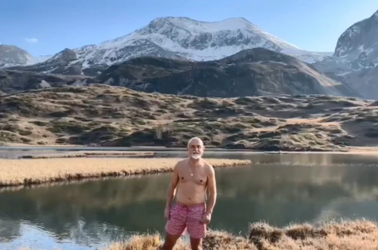 Artvin’de Giresunlu bir dağcı Arsiyan Yaylasında buz gibi gölde yüzdü 