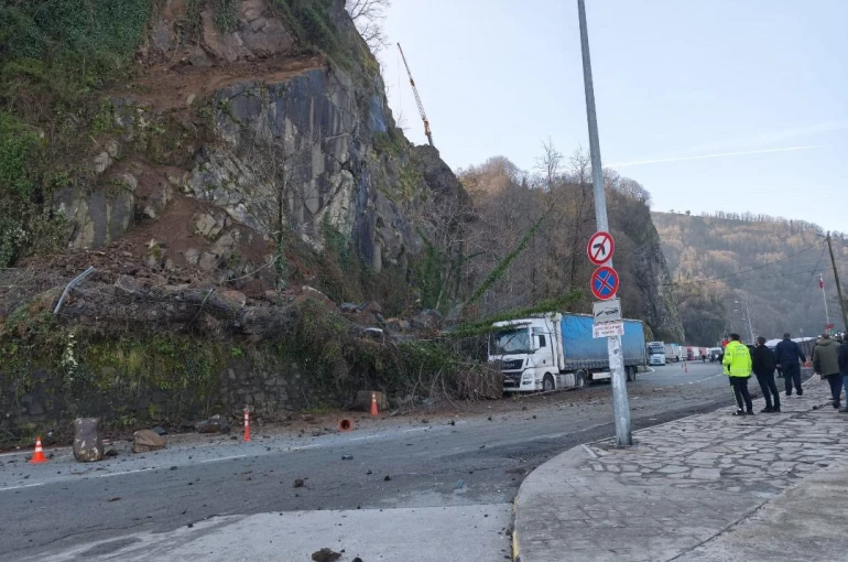 Artvin’de heyelan: Yamaçtan kopan kayalar tırda hasara yol açtı 