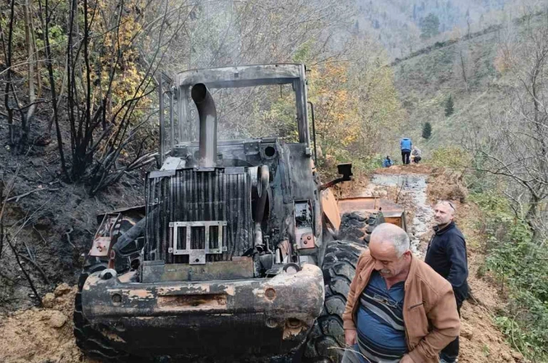 Artvin’de iş makinesi alev aldı 