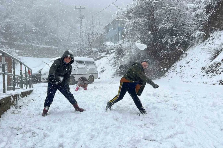 Artvin’de kar yağışı etkisini sürdürüyor 
