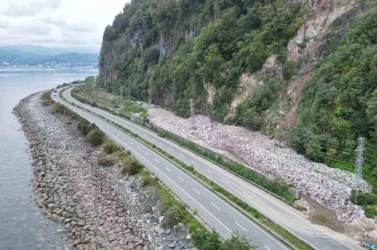 Artvin’de Karadeniz Sahil Yolu kenarındaki çöp dağları tepki çekiyor 