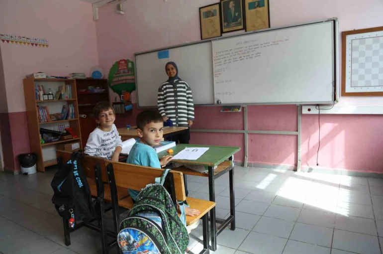 Artvin’de köy okulunda 5 öğrenci 2 öğretmenle eğitim devam ediyor 