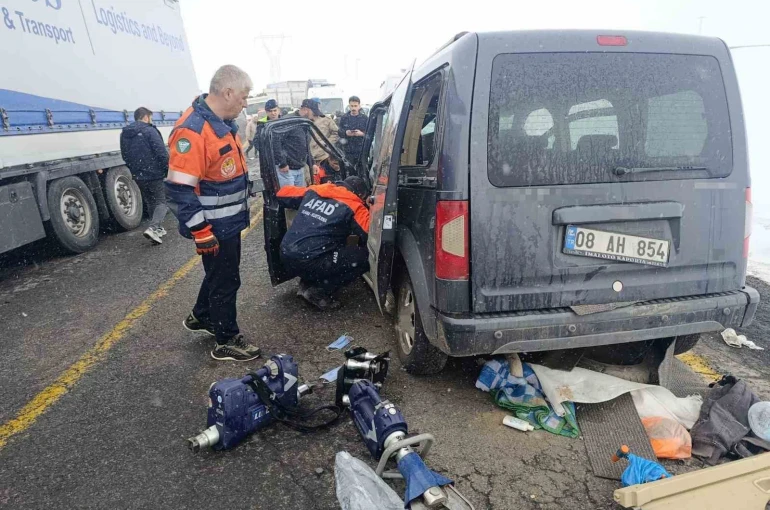 Artvin’de sis ve hatalı sollama kazaya neden oldu: 2 yaralı 