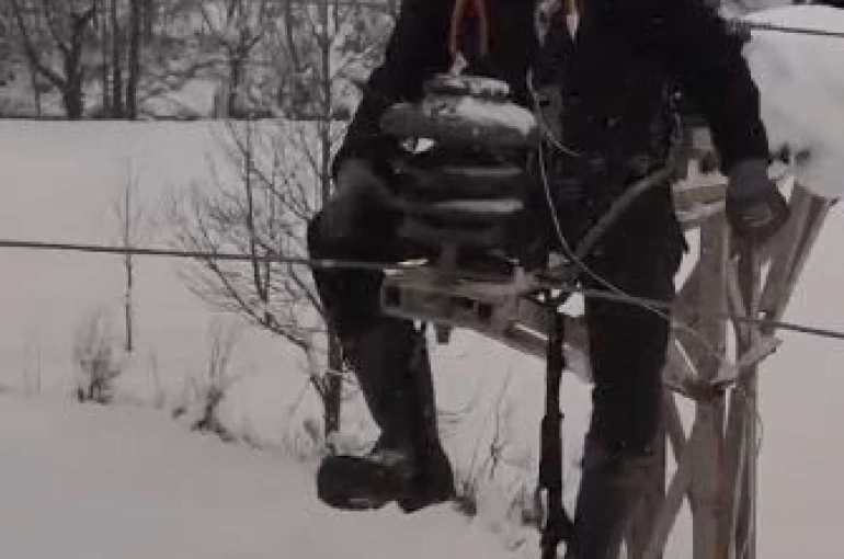 Artvin’de yoğun kar yağışına rağmen elektrik dağıtım şirketi çalışanları kesintisiz enerji için sahada 