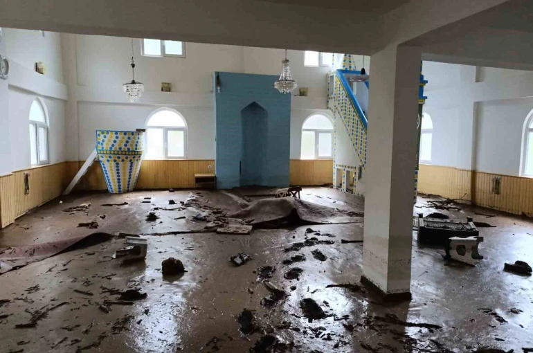 Artvin’in Borçka ilçesindeki sel sonrası Karşıköy Camii çamur içinde kaldı 