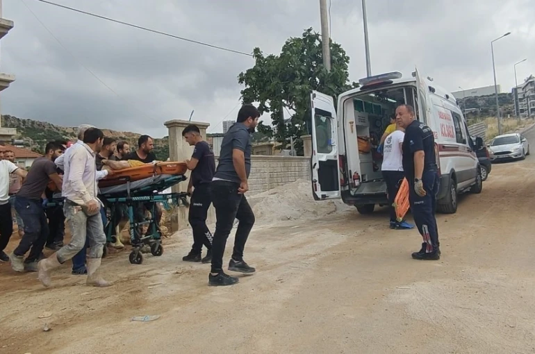Asansör boşluğuna düşen müteahhit yaralandı