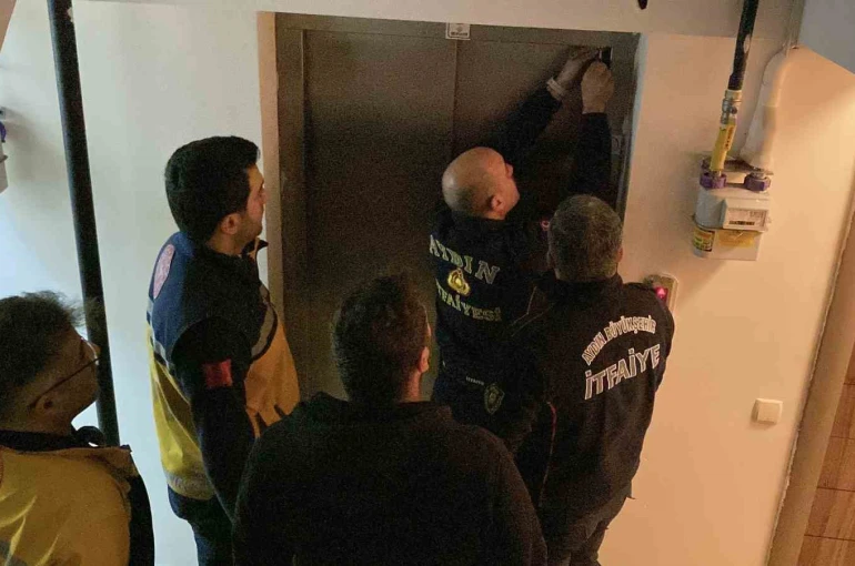 Asansörde mahsur kalanların yardımına itfaiye ekipleri koştu 