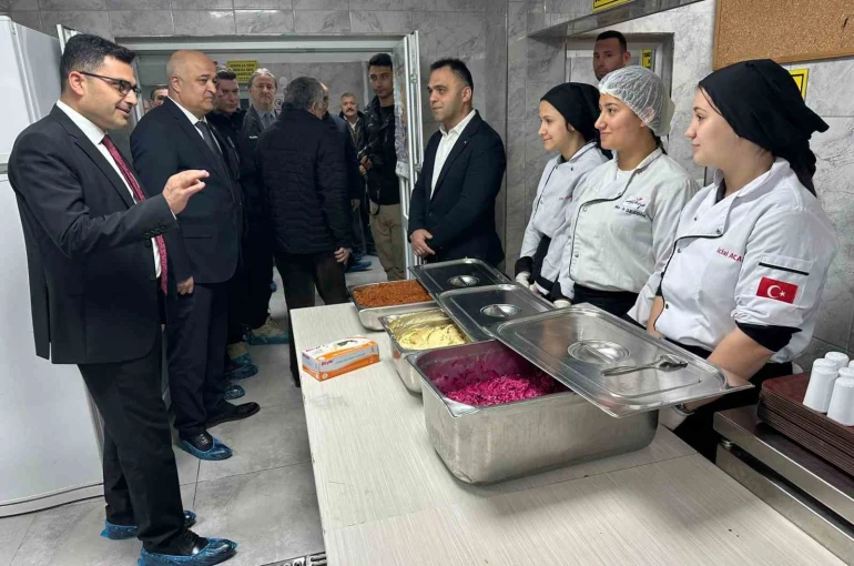 Aşçı adayı lise öğrencileri günde 10 bin kişi için yemek hazırlıyor 