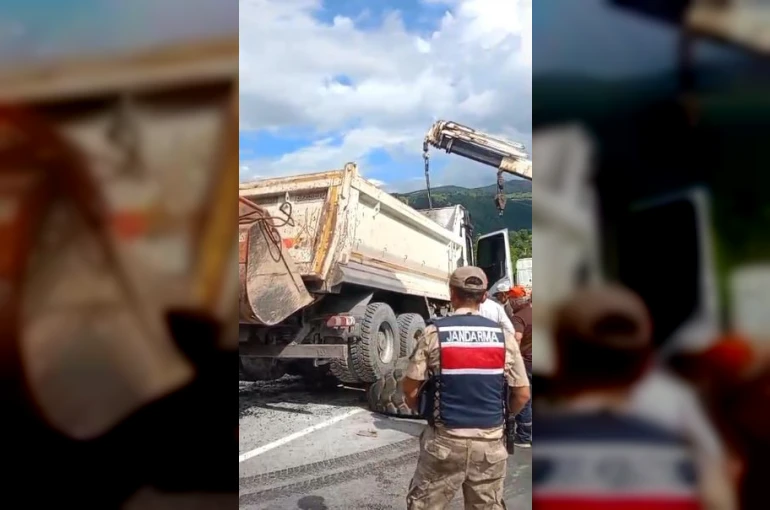 Asfalt yüklü kamyon devrildi: Ardahan-Posof karayolunu kısa süreliğine ulaşıma kapatıldı 