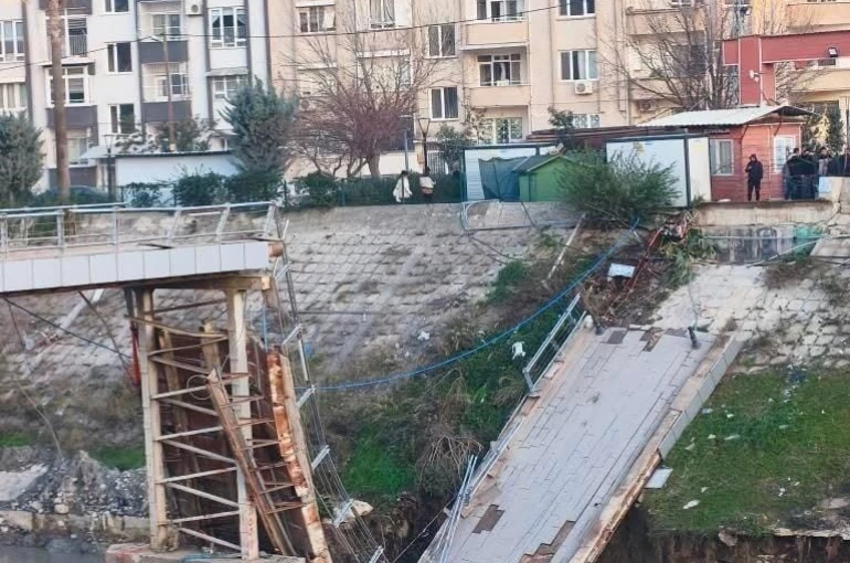 Asi Nehri üzerindeki yaya köprüsü çöktü 