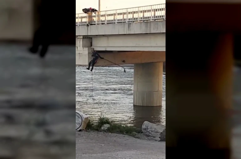 Asılı kalan güvercini halatla inip kurtardılar 