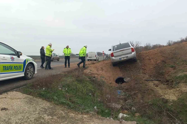 Aşırı hız ve gizli buzlanma nedeniyle otomobil tarlaya uçtu 