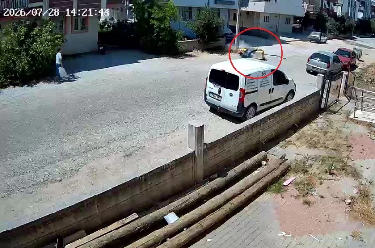Aşırı sıcaktan etkilenen postacı motosikletiyle aydınlatma direğine çarptı 
