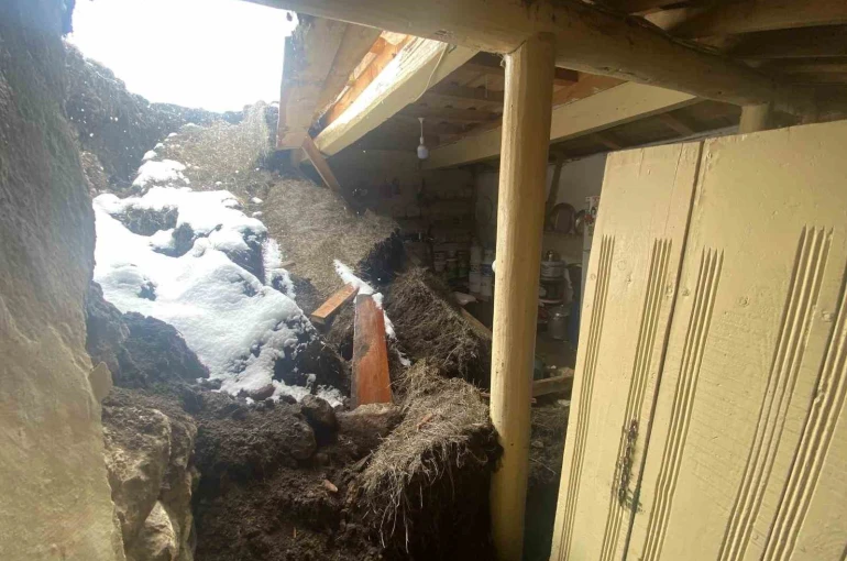 Aşırı yağış nedeniyle toprak damlı evde göçük 