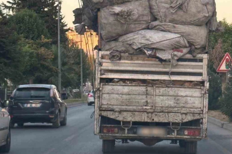 Aşırı yükle trafikte ilerleyip tepkilere neden oldu 