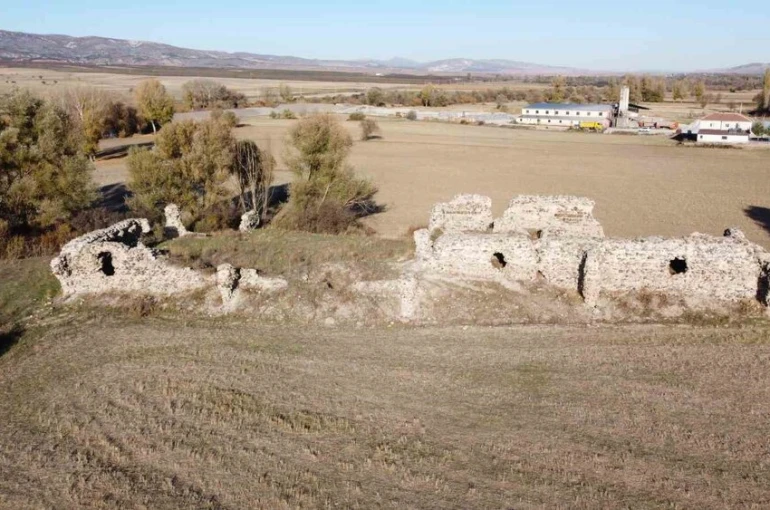 Asırlara meydan okuyan han, restore edilmeyi bekliyor