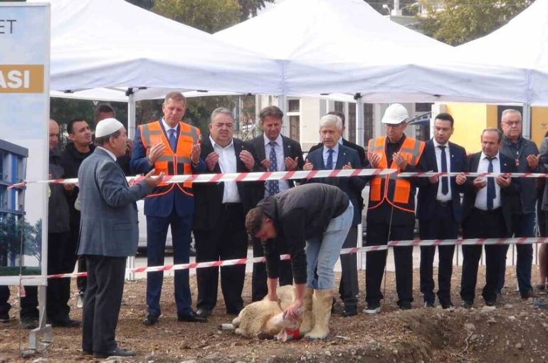 Asırlık borsa, yeni yüzyılın binasının temelini dualarla attı 