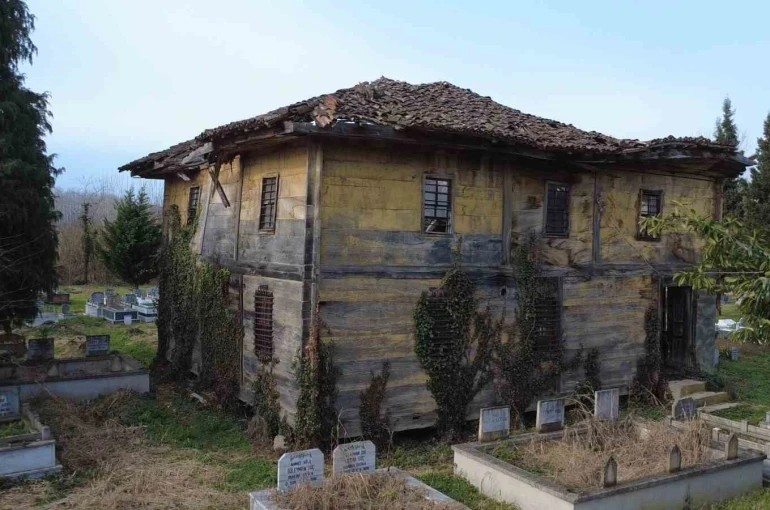 Asırlık cami ilgi bekliyor 