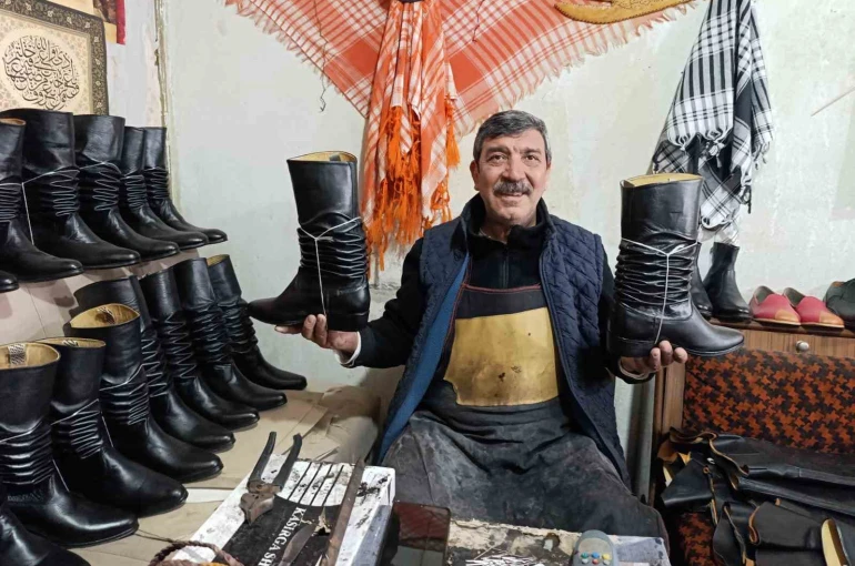 Asırlık kalıplarla körüklü çizme üretiyor