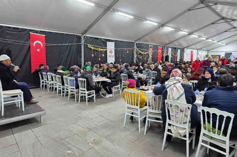 Asırlık vakıf geleneği yüzlerce vatandaşı aynı sofrada buluşturdu 