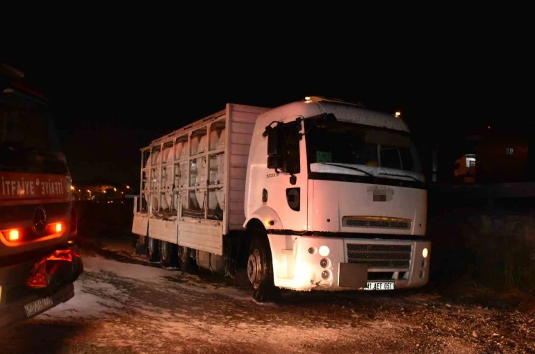 Asit sızdıran kamyon için ekipler seferber oldu: 2 yaralı