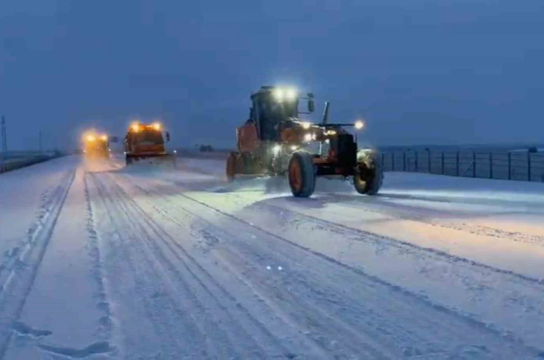 Aşkale’de sabahın ilk ışıklarıyla karla mücadele çalışması