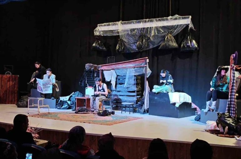 Aşkale’de tiyatro keyfi: "Mavi Kolye" oyunu sahnelendi 