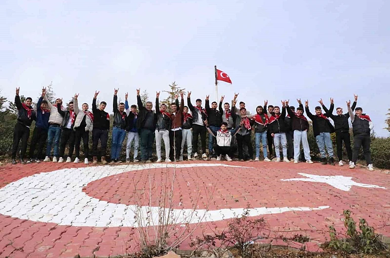 Asker adayları ilk nöbetlerini köylerindeki bu tepede tutuyor 