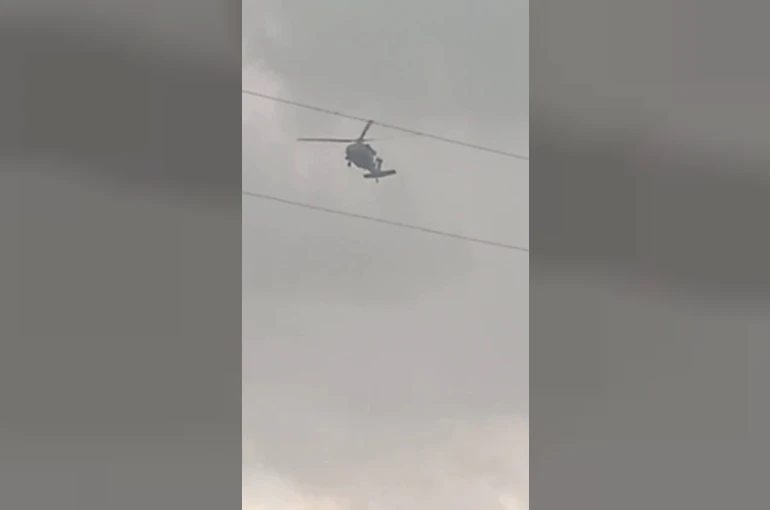 Askeri helikopter dolu ve yağmura yakalandı 