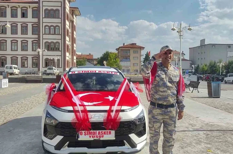 Askerlik hayalini temsili eğlence ile gerçeğe dönüştürdüler