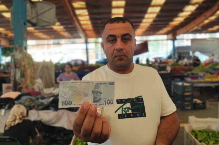 Aşkını paralara yazıp pazarda dağıttı 