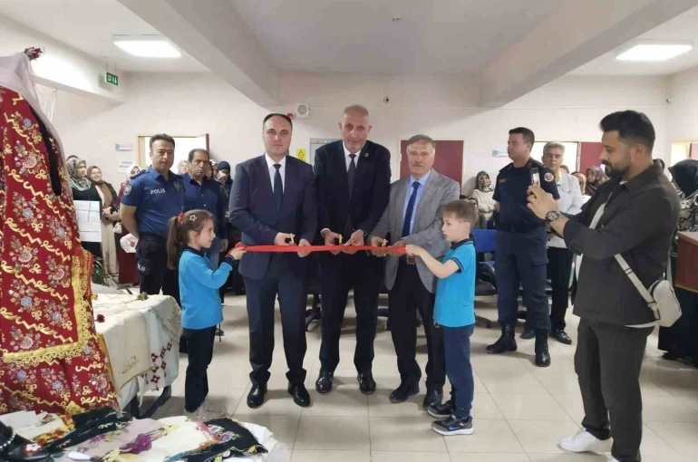 Aslanapa’da yılsonu sergisi açıldı 
