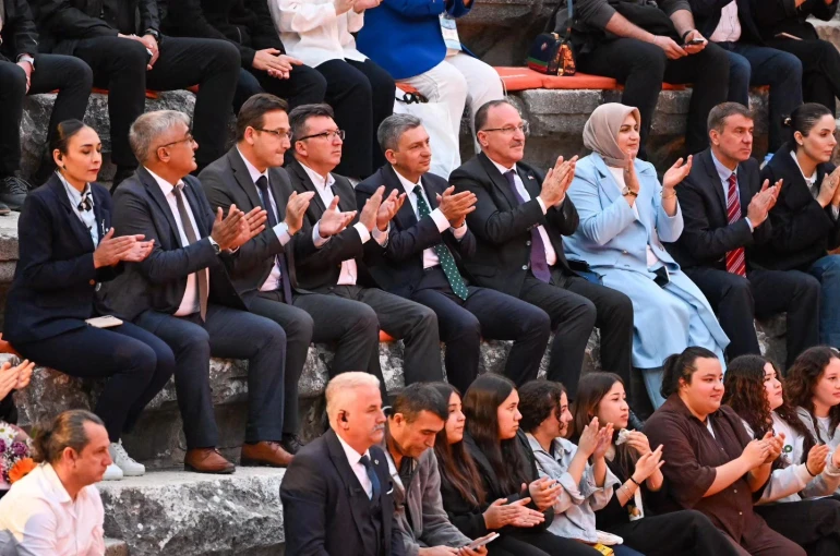 Aspendos’ta "Kökten Geleceğe Maarif Yolcuları" konserine yoğun ilgi 