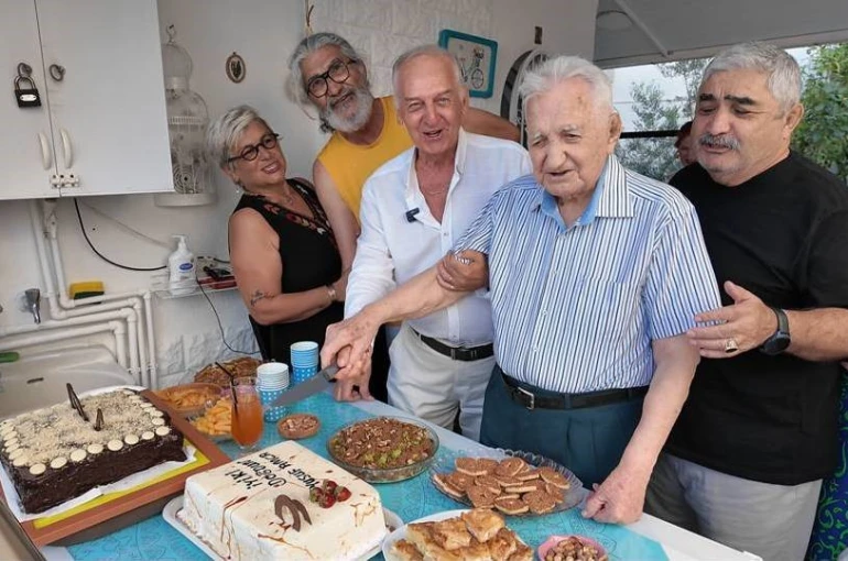 Asrı geride bıraktı, 101 yaşına komşularının alkışlarıyla girdi