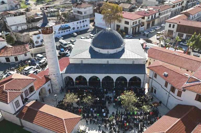 Asrın felaketinde yerle bir olan Habibi Neccar Camii’nde 6 Şubat’ın ardından ilk cuma namazı kılındı 