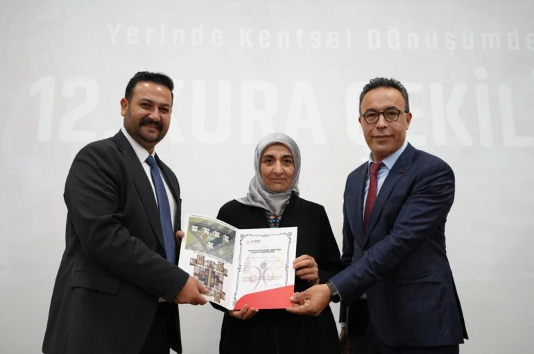 Ataşehir’de 8 aile daha yeni evlerine kavuştu