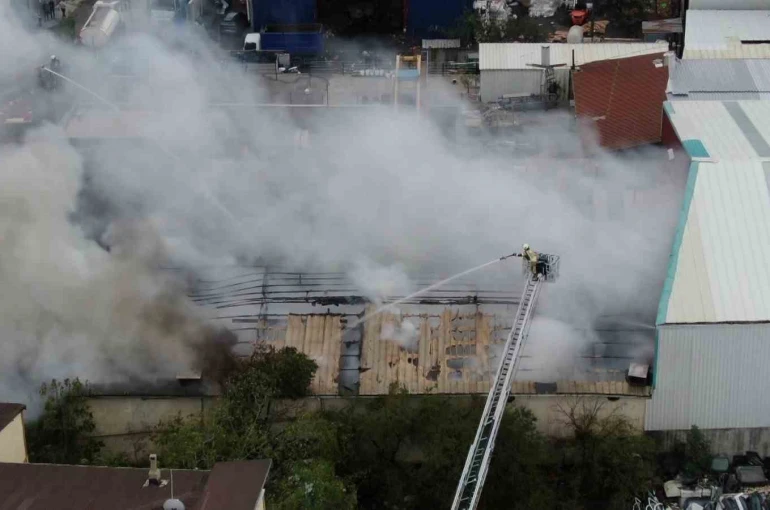 Ataşehir’de fabrika yangını: 4 işçi dumandan etkilendi