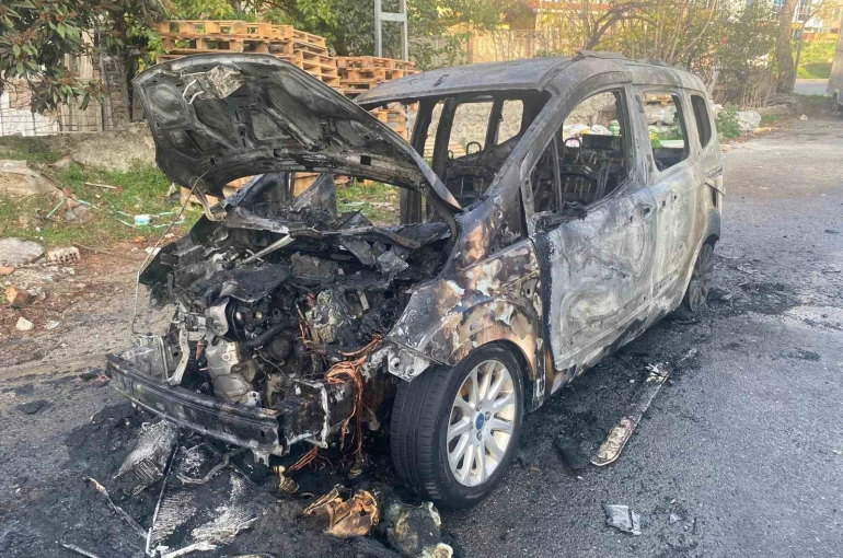 Ataşehir’de hafif ticari araç alev alev yandı 