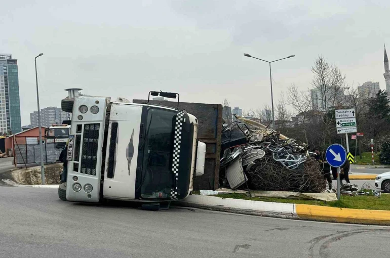 Ataşehir’de kamyon devrilerek yan yattı 