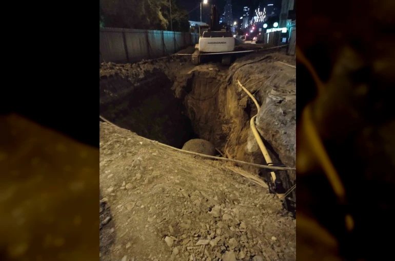 Ataşehir’de kontrolden çıkan taksi çukura girdi 