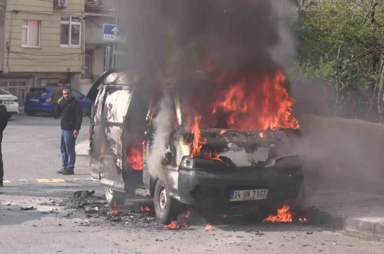 Ataşehir’de minibüs alev alev yandı 