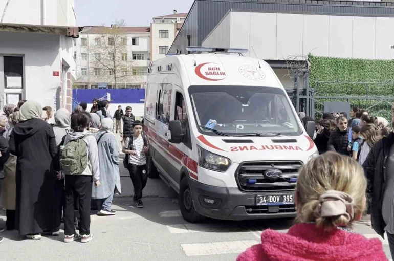 Ataşehir’de ortaokulda zehirlenme iddiası: Çok sayıda öğrenci hastaneye kaldırıldı 